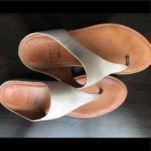 FIT FLOP NUDE SNAKESKIN THONGS size 39